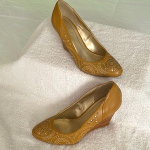 Kenneth Cole Reaction, size 7 1/2, Tan wedge shoe